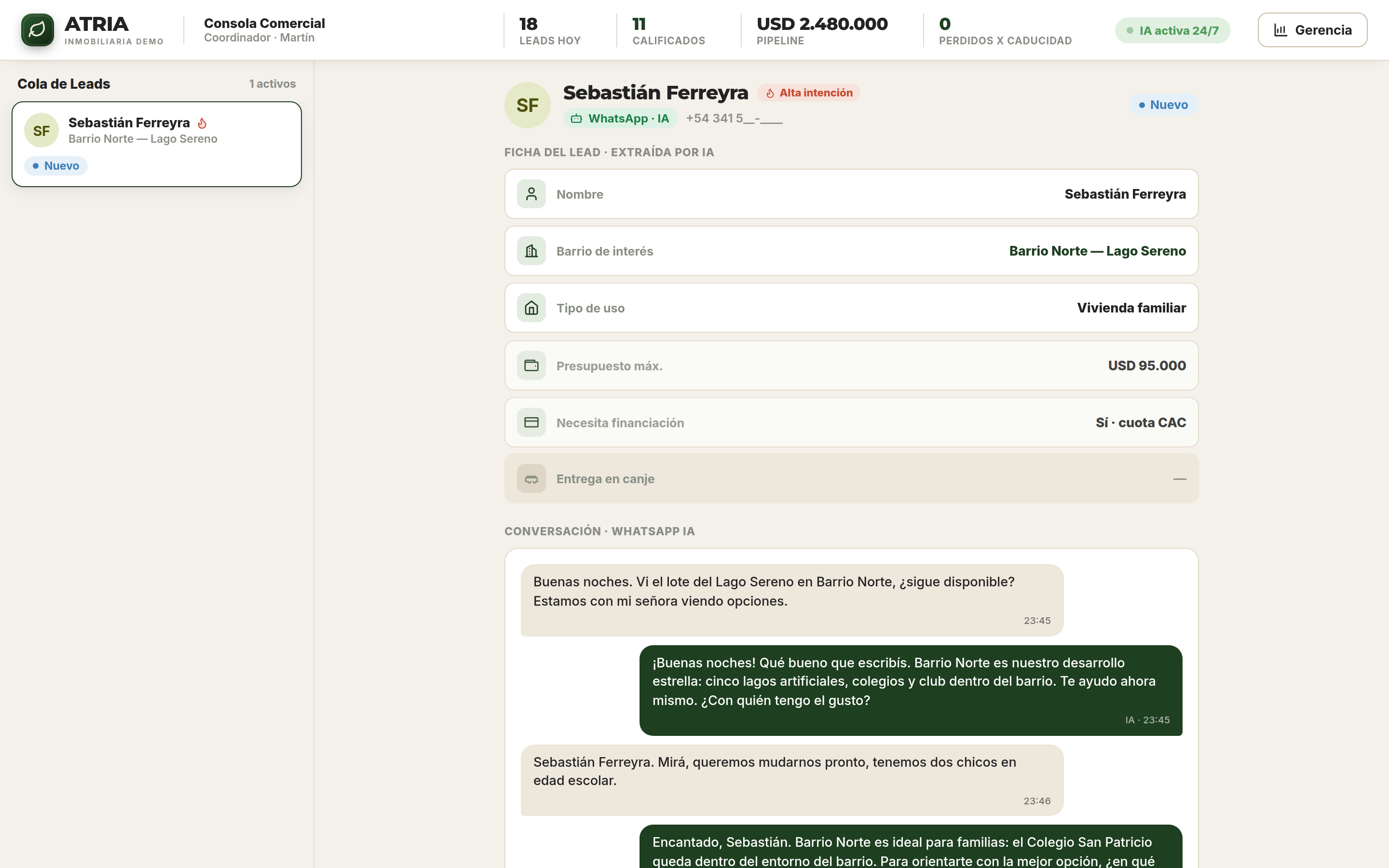 Consola comercial de ATRIA: el agente de IA califica un lead por WhatsApp y arma la ficha (barrio, presupuesto, financiación) en tiempo real. Imagen de demostración con datos de ejemplo.